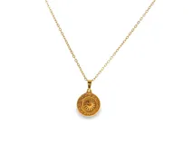 Collar con baño en oro amarillo de cadena fina de eslabones y colgante circular con diseño de sol y luna.