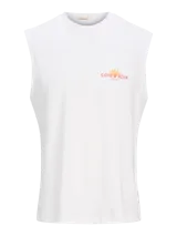 Musculosa de corte oversize confeccionada en algodón, color blanco, con diseño estampado en la espalda que incluye motivos veraniegos y tipografía en tonos naranja y azul.