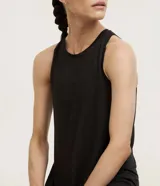 Musculosa deportiva Get Over en microfibra ligera texturizada de color marfil, con cuello redondo, tirantes anchos y bajo redondeado.