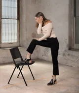 Bota corta de cuero vacuno color negro, con elástico lateral, taco de madera y punta fina.