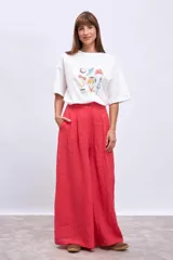 Remera blanca de corte recto con estampado de motivos playeros.