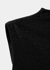 Top sin mangas de cuello perkins, confeccionado en tejido negro con acabado brillante de strass. Presenta un diseño entallado y cierre de botón en la parte posterior del cuello.