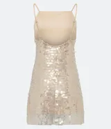Vestido corto con escote cuadrado y breteles finos ajustables, confeccionado en tejido de lentejuelas metalizadas con forro.