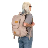 Mochila Jansport modelo Hatchet de color beige, confeccionada en poliéster reciclado. Cuenta con solapa superior con cierre de hebilla ajustable, compartimento principal, bolsillo frontal con cierre y detalles en cuerina marrón con el logo de la marca grabado.