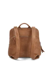 Mochila Hush Puppies color caramelo con bolsillo frontal grande de gamuza sintética y cierre principal. Presenta asas superiores y tiras ajustables traseras.