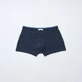 Pack de tres bóxers para hombre en tonos azules. Incluye un modelo azul marino con estampado geométrico de rombos pequeños, un modelo liso en tono azul medio y un modelo a rayas horizontales finas en tonos azul marino y celeste. Todos cuentan con cintura elástica con una pequeña etiqueta central.