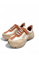 Calzado deportivo Euroteens modelo 885178, de estilo chunky en tonos blanco, beige y naranja, con suela gruesa, cordones blancos y tira con velcro en el empeine.