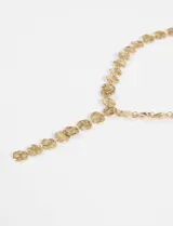 Collar tipo y-necklace confeccionado en acero quirúrgico plateado, compuesto por una cadena de eslabones con discos circulares de textura irregular.