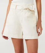 Short de cintura media color crudo, con cinturón de lazo y bolsillos laterales.