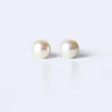 Aros tipo stud con perlas de río naturales de forma esférica y base de plata 925.