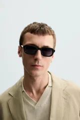 Blazer color beige de corte relaxed fit, confeccionada en tejido con viscosa. Tiene cuello con solapas de muesca, manga larga con puño abotonado, bolsillos frontales de plastrón, medio forro interior, aberturas en la espalda y cierre frontal con botones. Presenta un efecto lavado.