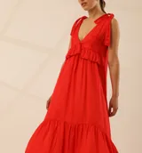 Vestido largo rojo con escote en V, breteles con lazos y volados en el busto y en el ruedo.