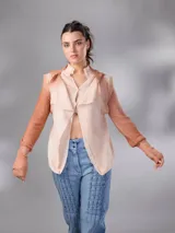 Saco largo tejido de lana Merino natural con diseño jacquard de ramas. Cuenta con cuello alto, cierre frontal con botones pequeños, mangas largas con puños entallados y aberturas laterales. Su diseño versátil permite usarlo abierto, cerrado como vestido o ajustado.