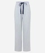 Pantalón de pijama de corte recto y holgado, confeccionado en franela de algodón con estampado de rayas verticales. Presenta cintura elástica con cordón de ajuste en color azul marino.