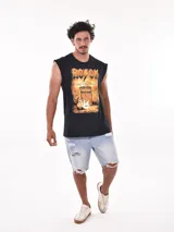 Musculosa sin mangas color gris melange, con cuello redondo y corte oversize. Presenta un estampado frontal con texto en tipografía estilo 'hot rod' y un coche antiguo.