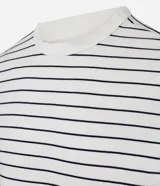 Remera masculina de corte regular y color blanco, con cuello redondo, mangas cortas y diseño de rayas horizontales sutiles en relieve.