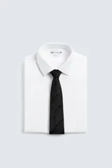 Corbata ancha de seda negra con diseño de rayas horizontales en relieve.