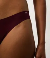 Kit de dos bombachas tipo bikini hilo de microfibra, con diseño liso y ajuste suave. Incluye una prenda en color bordó y otra en color beige, ambas con detalle de logo pequeño en el lateral.
