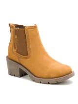 Bota Chelsea Caterpillar de ante encerado color marrón, con paneles elásticos laterales y suela track con taco alto cuadrado.