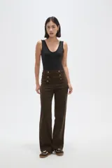 Pantalon de algodon color marron, de corte recto y tiro alto, con detalle de botones dorados en la parte frontal.