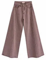 Jean de corte wide leg en tono malva, tiro alto y diseño con costuras frontales verticales en cada pierna.