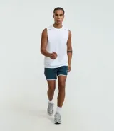 Bermuda deportiva para hombre de color azul, confeccionada en poliamida de secado rápido. Presenta cintura elástica con cordón ajustable, bolsillos funcionales y detalles laterales en blanco con estampa de lettering.