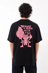 Remera negra de algodón con estampa en rosa en la espalda de un personaje con cabeza de helado y la frase "The world is trash and I'm a fly". Corte oversize.