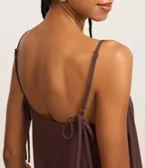 Vestido corto de Blue Steel confeccionado en viscosa, con diseño suelto, escote cuadrado y breteles finos que se ajustan con lazo en la espalda.