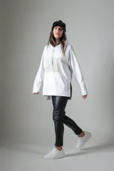 Calzas negras de cuero sintético con corte ajustado y cierre en los tobillos.