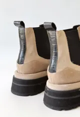 Botas Chelsea color visón de cuero con elástico lateral negro, suela track y tirador trasero.