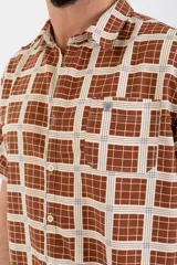 Camisa de manga corta con estampado a cuadros marrones, blancos y azules.