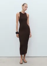 Vestido midi de punto, color marrón, con cuello halter y diseño entallado sin mangas.