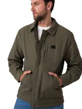 Chaqueta Caterpillar verde militar acolchada, con cuello camisero, cierre frontal de cremallera, bolsillos frontales con parche y solapa, y parche de logo de silicona en el pecho.