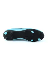 Championes de fútbol Umbro modelo Clasic II HG, color azul marino con suela y tapones en color naranja. Presenta el logo de la marca en blanco en el lateral y cierre con cordones.