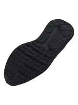 Championes de running Under Armour modelo Charged Surge 4, color negro. Presentan un diseño ligero y transpirable con tecnología de amortiguación Charged Cushioning en la entresuela y el logo de la marca en el lateral.