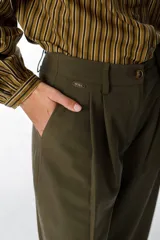 Pantalón de corte sastrero color marrón, con diseño de pinzas en la cintura, cierre frontal con botón y corte recto holgado.