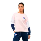Buzo de cuello redondo con diseño color block en tonos rosado, blanco y azul marino. Presenta el escudo del Club Nacional de Football y el logo de Umbro bordados en el pecho.