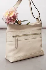 Cartera de cuero color beige, de diseño estructurado, con bolsillo frontal con cierre y detalles en cuero grabado con efecto reptil. Cuenta con correa ajustable para llevar al hombro o cruzada.