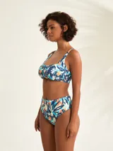 Conjunto de bikini de tiro alto con estampado tropical en tonos azul, blanco y naranja.