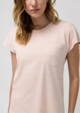 Conjunto de pijama rosa con estampado floral, compuesto por una remera de manga corta con bolsillo en el pecho y un pantalón capri.