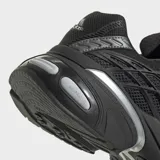 Championes Adidas Adistar XLG 2.0 color negro con detalles plateados, capellada textil con armazón en RPU y amortiguación Adiprene en el talón.