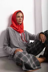 Saco negro de tejido de punto, con corte holgado y mangas largas.