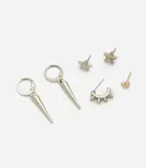 Kit de tres pares de caravanas de metal plateado que incluye un par con dije de spike colgante, un par de spikes pequeños y un par con diseño de estrella.