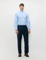 Pantalón de vestir azul marino de corte sastrero con pinza frontal, pase para cinturón, bolsillos laterales y bolsillos traseros de ojal.
