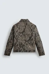 Cazadora de corte relajado confeccionada en tejido compacto con textura jacquard. Presenta cuello solapa, cierre frontal con cremallera, manga larga con puños ajustables mediante botones a presión, bolsillo con cierre en el pecho y bolsillos laterales de doble vivo.