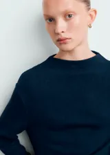 Jersey de punto azul marino, de manga larga y cuello barco.