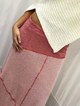 Falda larga de algodón con diseño de paneles en tonos beige y marrón, con costuras visibles y detalles de flecos en el ruedo.