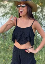 Short negro de tela texturada con detalles en relieve, diseño de calce cómodo y terminación con volado suave en el ruedo.