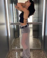 Pantalón de pierna ancha, color marrón brillante y semitransparente.