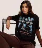 Remera de manga corta negra con estampado frontal de la banda AC/DC, con el logo en tonos azules y grises y una imagen de la banda en vivo con el texto "Back in Black Tour".